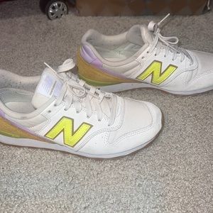 Womens size 7 new balance sneakers